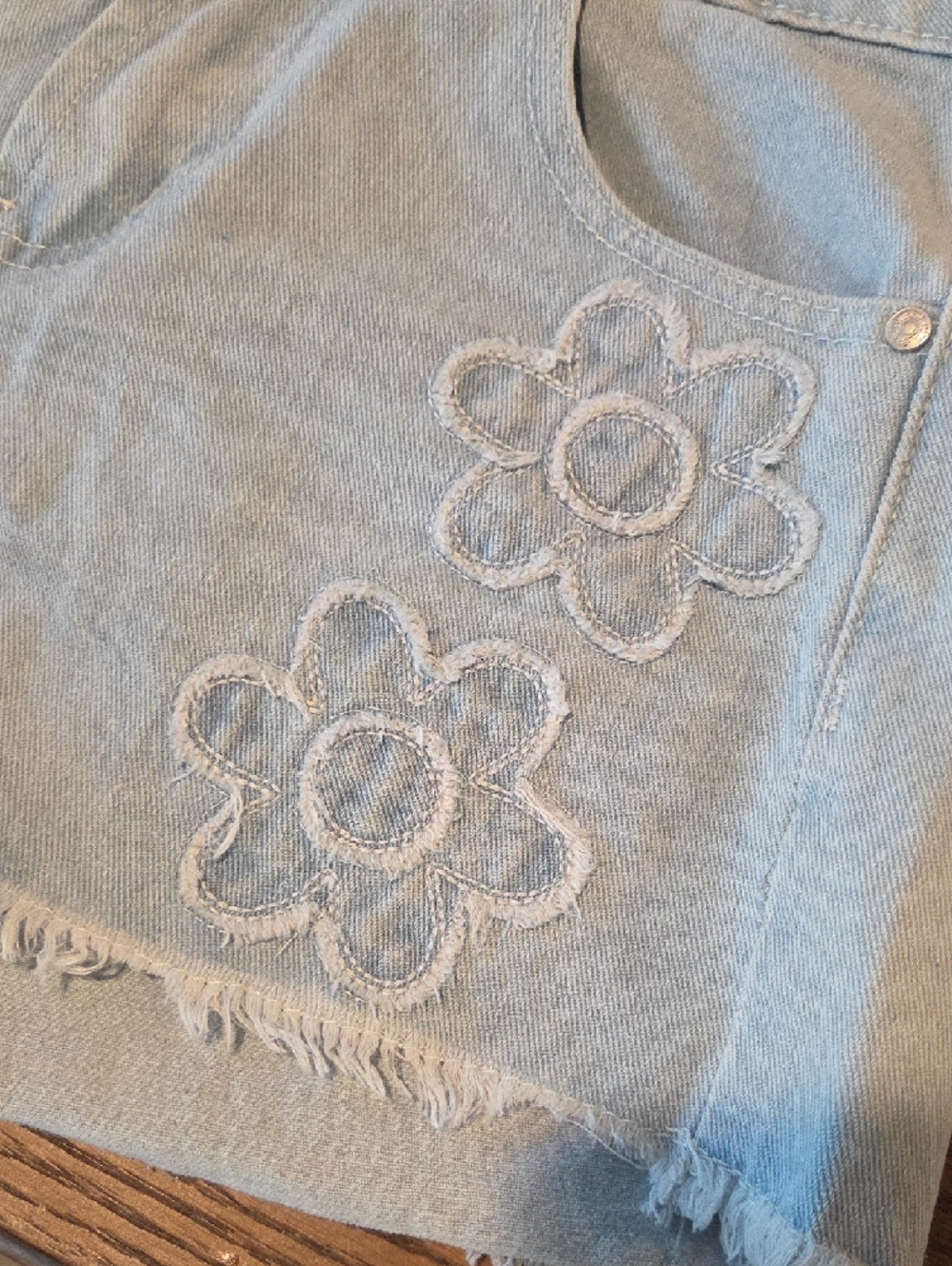 Embroidered Light Blue Denim Shorts with Floral Detail Size 1 - Picture 5 of 5